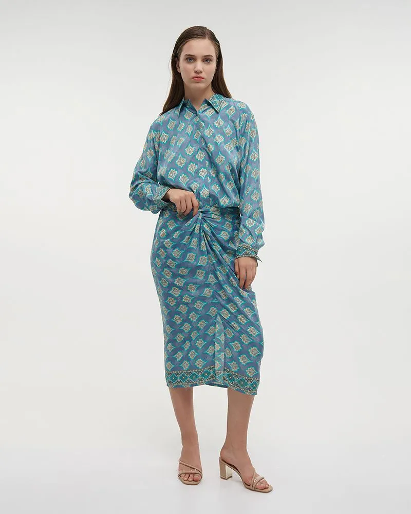 ΠΟΥΚΑΜΙΣΟ ΚΟΝΤΟ ΜΕ ΔΕΣΙΜΟ ΕΜΠΡΙΜΕ ΣΕ ΜΠΛΕ M/L (28%SILK / 72% POLYESTER) ΠΟΥΚΑΜΙΣΟ ΚΟΝΤΟ ΜΕ ΔΕΣΙΜΟ ΕΜΠΡΙΜΕ ΣΕ ΜΠΛΕ M/L (28%SILK / 72% POLYESTER)