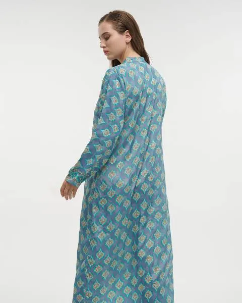 ΠΟΥΚΑΜΙΣΑ ΜΑΚΡΙΑ ΕΜΠΡΙΜΕ ΣΕ ΜΠΛΕ ΜΕ ΣΧΕΔΙΑ ΚΑΙ ΚΟΥΜΠΙΑ ΜΑΚΡΥ ΜΑΝΙΚΙ S/M (28%SILK / 72% POLYESTER) ΠΟΥΚΑΜΙΣΑ ΜΑΚΡΙΑ ΕΜΠΡΙΜΕ ΣΕ ΜΠΛΕ ΜΕ ΣΧΕΔΙΑ ΚΑΙ ΚΟΥΜΠΙΑ ΜΑΚΡΥ ΜΑΝΙΚΙ S/M (28%SILK / 72% POLYESTER)