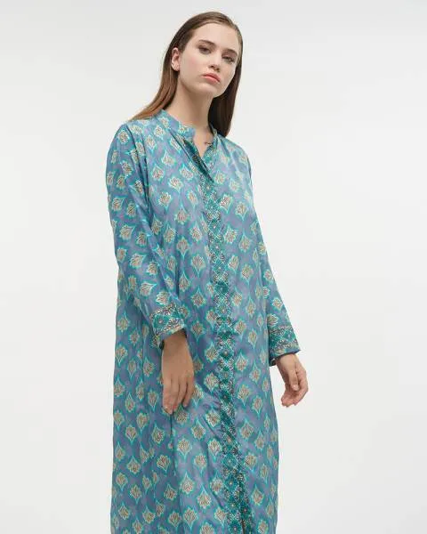 ΠΟΥΚΑΜΙΣΑ ΜΑΚΡΙΑ ΕΜΠΡΙΜΕ ΣΕ ΜΠΛΕ ΜΕ ΣΧΕΔΙΑ ΚΑΙ ΚΟΥΜΠΙΑ ΜΑΚΡΥ ΜΑΝΙΚΙ L/XL (28%SILK / 72% POLYESTER)