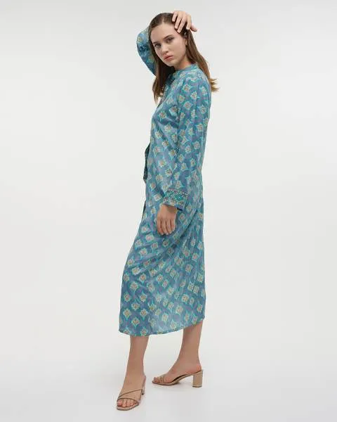 ΠΟΥΚΑΜΙΣΑ ΜΑΚΡΙΑ ΕΜΠΡΙΜΕ ΣΕ ΜΠΛΕ ΜΕ ΣΧΕΔΙΑ ΚΑΙ ΚΟΥΜΠΙΑ ΜΑΚΡΥ ΜΑΝΙΚΙ L/XL (28%SILK / 72% POLYESTER)