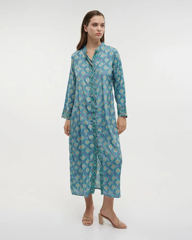 ΠΟΥΚΑΜΙΣΑ ΜΑΚΡΙΑ ΕΜΠΡΙΜΕ ΣΕ ΜΠΛΕ ΜΕ ΣΧΕΔΙΑ ΚΑΙ ΚΟΥΜΠΙΑ ΜΑΚΡΥ ΜΑΝΙΚΙ L/XL (28%SILK / 72% POLYESTER) ΠΟΥΚΑΜΙΣΑ ΜΑΚΡΙΑ ΕΜΠΡΙΜΕ ΣΕ ΜΠΛΕ ΜΕ ΣΧΕΔΙΑ ΚΑΙ ΚΟΥΜΠΙΑ ΜΑΚΡΥ ΜΑΝΙΚΙ L/XL (28%SILK / 72% POLYESTER)