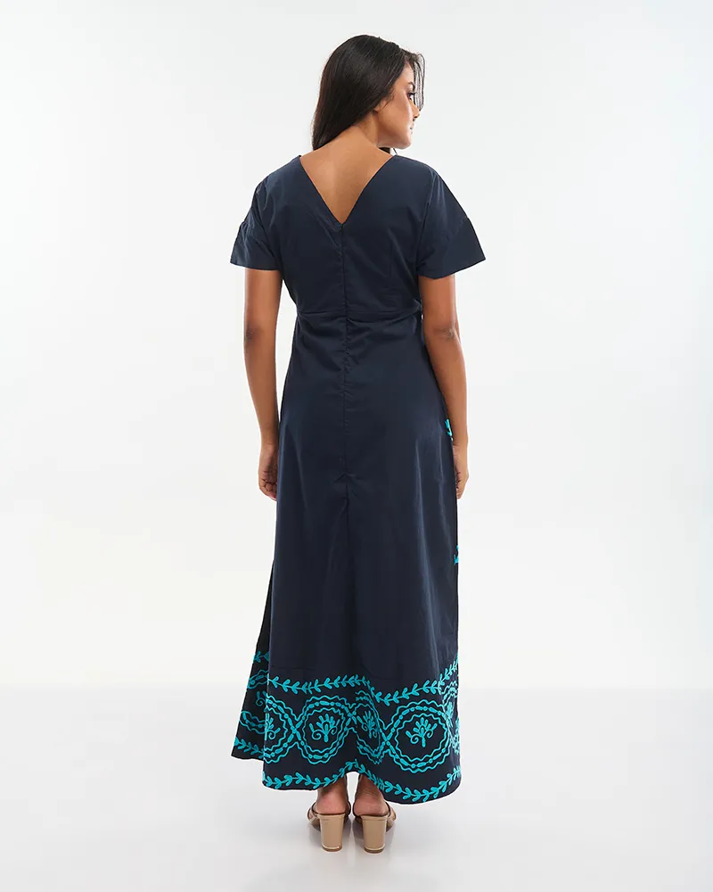 ΦΟΡΕΜΑ ΜΑΚΡΥ ΜΕ ΚΟΝΤΑ ΜΑΝΙΚΙΑ ΣΕ ΜΠΛΕ ΧΡΩΜΑ ΜΕ ΓΑΛΑΖΙΑ ΚΕΝΤΗΜΑΤΑ ONE SIZE (100% COTTON)