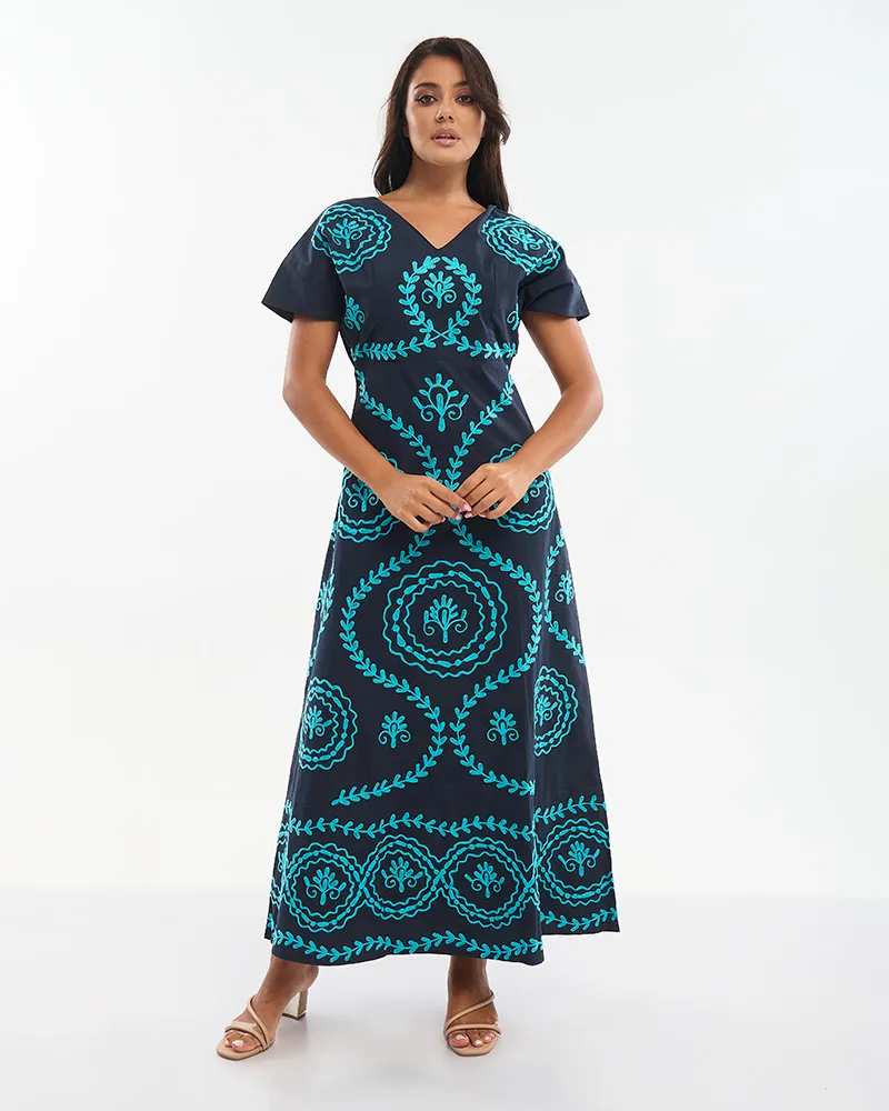 ΦΟΡΕΜΑ ΜΑΚΡΥ ΜΕ ΚΟΝΤΑ ΜΑΝΙΚΙΑ ΣΕ ΜΠΛΕ ΧΡΩΜΑ ΜΕ ΓΑΛΑΖΙΑ ΚΕΝΤΗΜΑΤΑ ONE SIZE (100% COTTON)