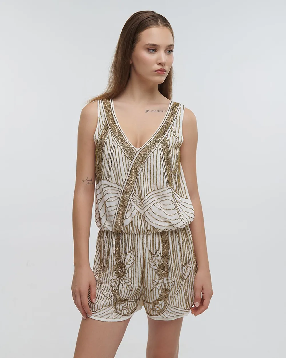 ΟΛΟΣΩΜΗ ΦΟΡΜΑ ΚΟΝΤΗ ΛΕΥΚΗ ΜΕ ΧΡΥΣΕΣ ΛΕΠΤΟΜΕΡΕΙΕΣ (100% POLYESTER )