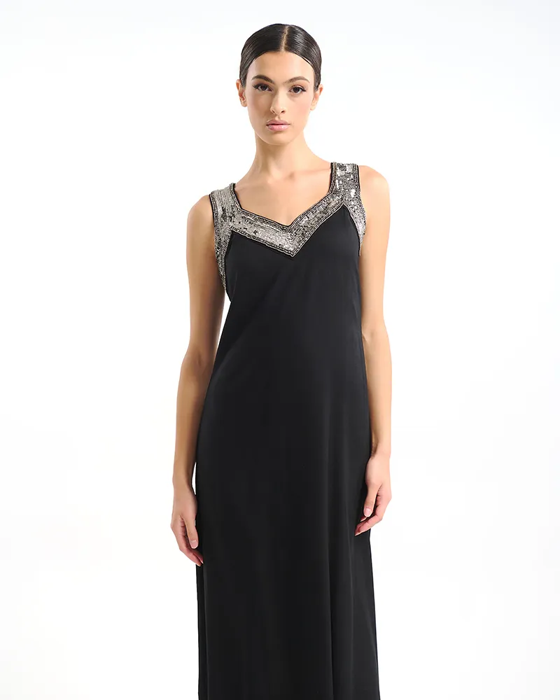 ΜΑΚΡΥ ΦΟΡΕΜΑ ΑΜΑΝΙΚΟ ΜΕ ΑΝΟΙΧΤΗ ΠΛΑΤΗ ΣΕ ΜΑΥΡΟ ΧΡΩΜΑ ΜΕ ΑΣΗΜΙ ΛΕΠΤΟΜΕΡΕΙΕΣ ONE SIZE (100% POLYESTER)