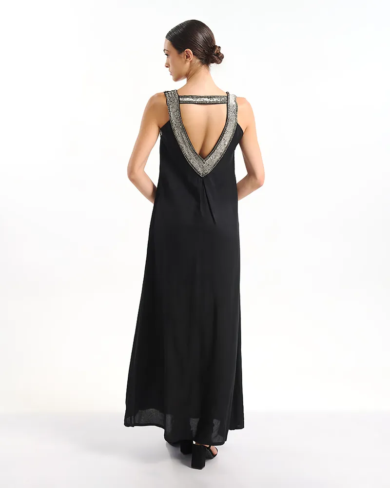 ΜΑΚΡΥ ΦΟΡΕΜΑ ΑΜΑΝΙΚΟ ΜΕ ΑΝΟΙΧΤΗ ΠΛΑΤΗ ΣΕ ΜΑΥΡΟ ΧΡΩΜΑ ΜΕ ΑΣΗΜΙ ΛΕΠΤΟΜΕΡΕΙΕΣ ONE SIZE (100% POLYESTER)