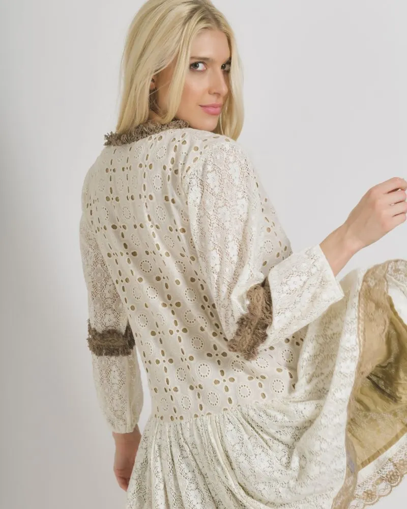 ΦΟΡΕΜΑ ΜΕ ΜΑΚΡΥ ΜΑΝΙΚΙ ΣΕ ΜΠΕΖ ΧΡΩΜΑ ME ΔΑΝΤΕΛΑ ONE SIZE  (100% COTTON) .