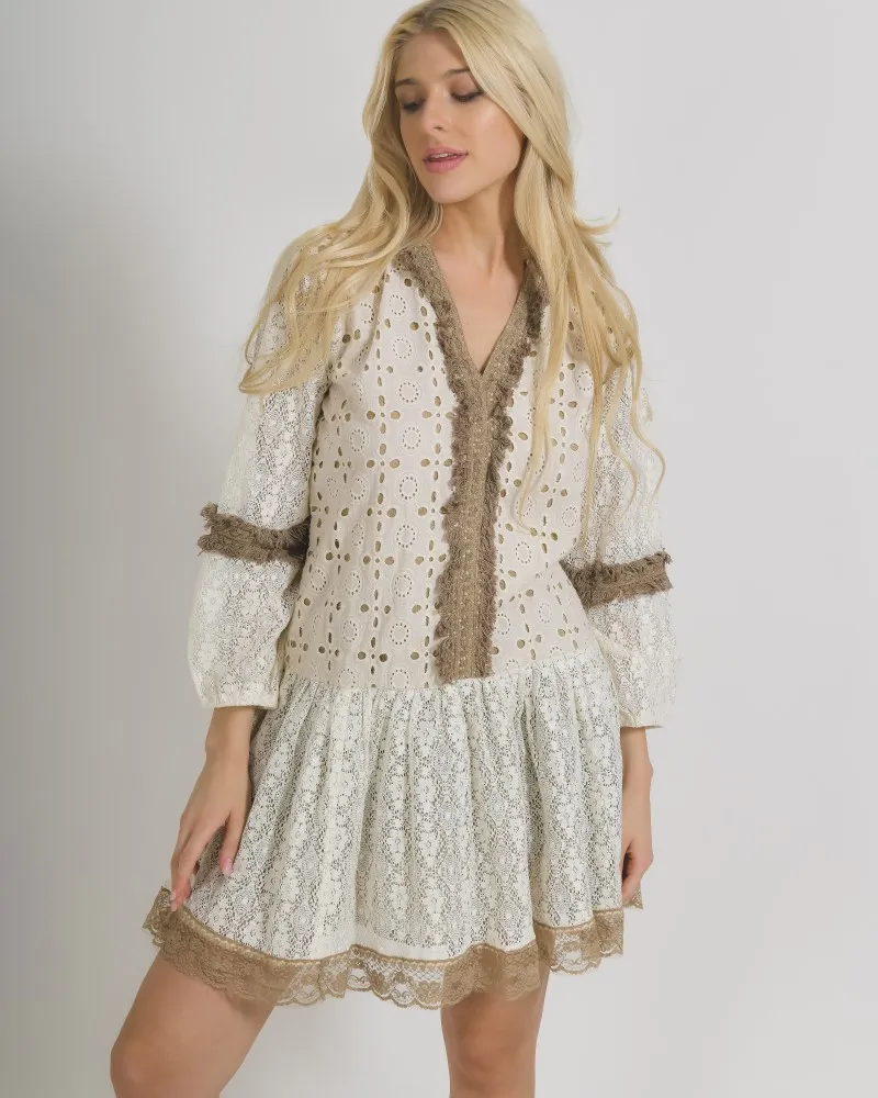 ΦΟΡΕΜΑ ΜΕ ΜΑΚΡΥ ΜΑΝΙΚΙ ΣΕ ΜΠΕΖ ΧΡΩΜΑ ME ΔΑΝΤΕΛΑ ONE SIZE  (100% COTTON) .