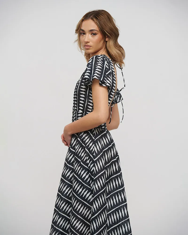 ΦΟΡΕΜΑ ΚΟΝΤΟ ΜΕ ΑΝΟΙΓΜΑ ΣΤΗ ΠΛΑΤΗ ΑΣΠΡΟΜΑΥΡΗ ONE SIZE (100% COTTON)