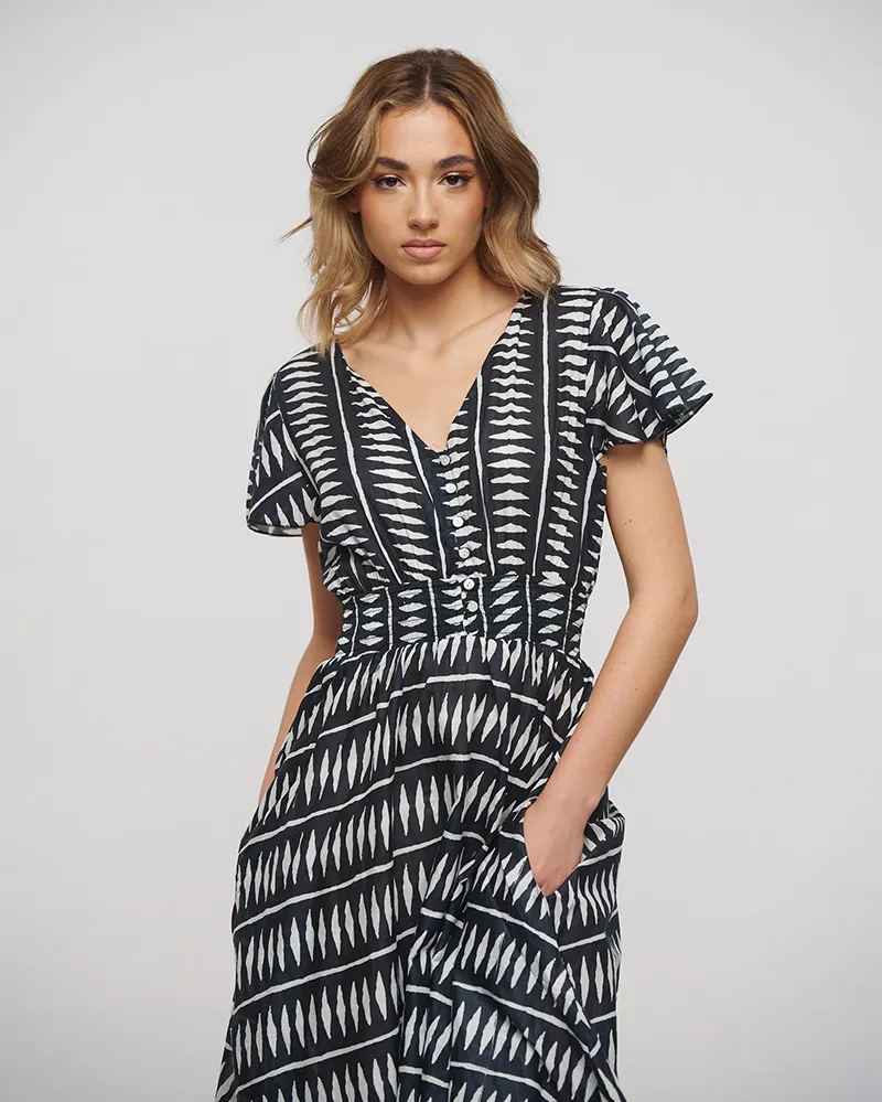 ΦΟΡΕΜΑ ΚΟΝΤΟ ΜΕ ΑΝΟΙΓΜΑ ΣΤΗ ΠΛΑΤΗ ΑΣΠΡΟΜΑΥΡΗ ONE SIZE (100% COTTON)