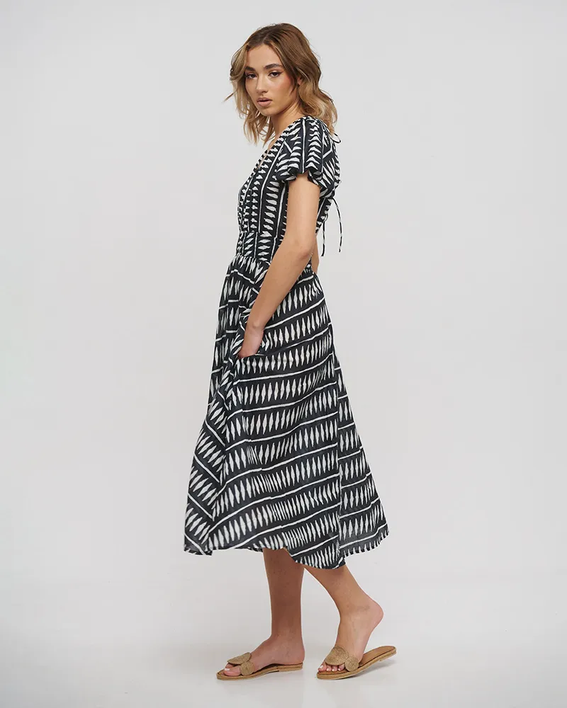 ΦΟΡΕΜΑ ΚΟΝΤΟ ΜΕ ΑΝΟΙΓΜΑ ΣΤΗ ΠΛΑΤΗ ΑΣΠΡΟΜΑΥΡΗ ONE SIZE (100% COTTON)