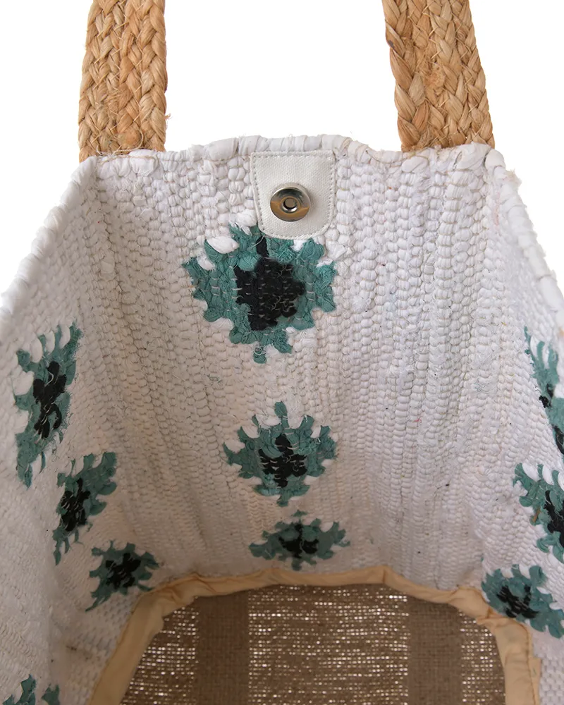 ΤΣΑΝΤΑ ΑΠΟ ΓΙΟΥΤΑ ΣΕ ΛΕΥΚΌ ΜΕ ΠΡΑΣΙΝΑ/ΜΠΛΕ ΛΟΥΛΟΥΔΙΑ ΚΑΙ ΜΠΕΖ ΛΟΥΡΑΚΙΑ 31X40X31 (70% COTTON 30% JUTE)