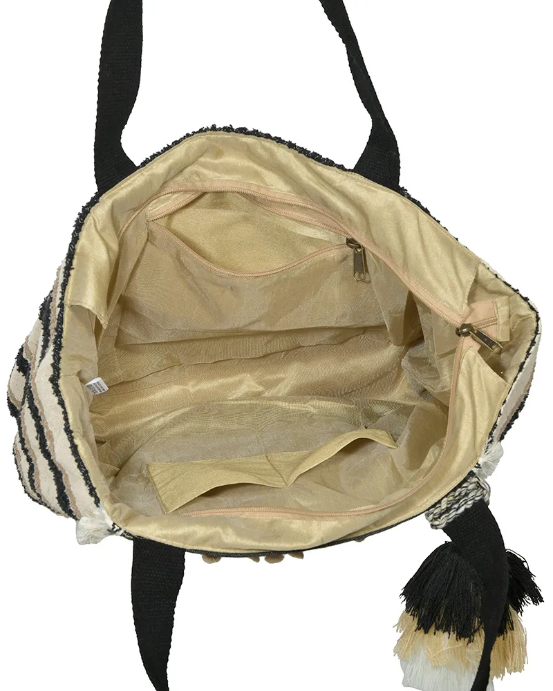 ΤΣΑΝΤΑ ΥΦΑΣΜΑΤΙΝΗ ΜΠΕΖ/ΜΑΥΡΗ ΜΕ ΧΡΥΣΕΣ ΛΕΠΤΟΜ.ΚΑΙ ΠΟΜ-ΠΟΜ 36X16X29/55(80%JUTE/20%COTTON)