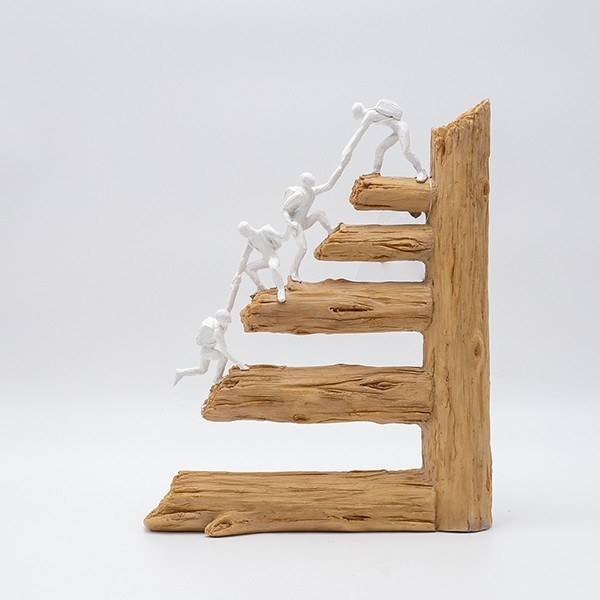 ΔΙΑΚΟΣΜΗΤΙΚΟ ΓΛΥΠΤΟ ΜΕ ΑΝΘΡΩΠΙΝΕΣ ΦΙΓΟΥΡΕΣ ΠΟΥ ΣΚΑΡΦΑΛΩΝΟΥΝ ΠΟΛΥΡΕΖΙΝ ΦΥΣΙΚΟ-ΛΕΥΚΟ 22×6.5x26cm