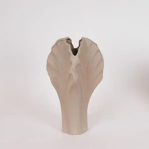 ΒΑΖΟ ΣΕ ΣΧΗΜΑ ΦΥΛΛΟΥ ΚΕΡΑΜΙΚΟ ΓΚΡΙ-ΜΠΕΖ 18x18x40cm