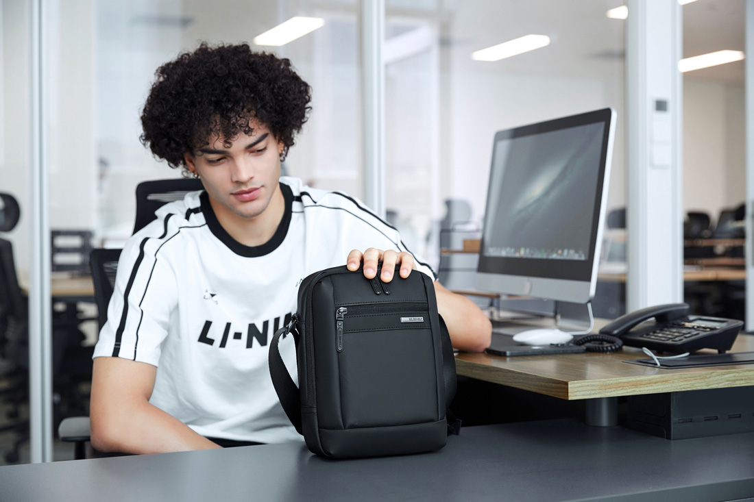 GOLDEN WOLF τσάντα ώμου GKB00732 με θήκη tablet, 3L, μαύρη