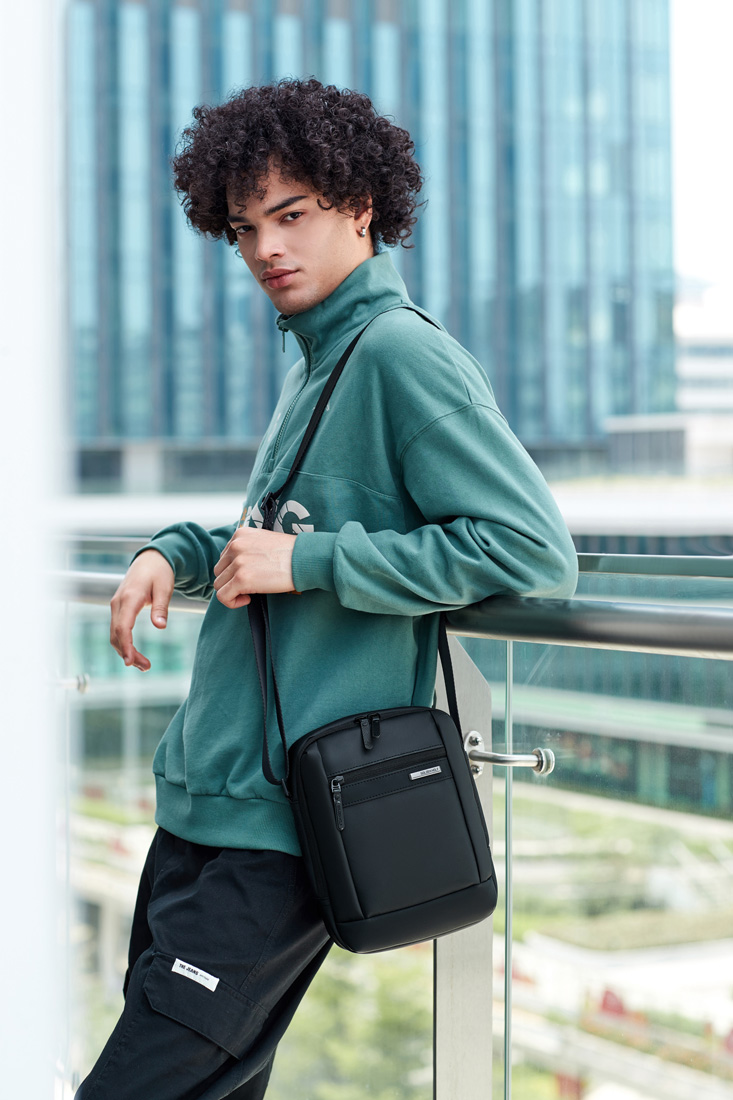 GOLDEN WOLF τσάντα ώμου GKB00732 με θήκη tablet, 3L, μαύρη