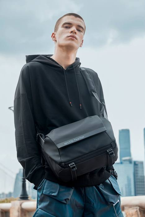 ARCTIC HUNTER τσάντα ώμου K00152 με θήκη tablet, 13L, μαύρη