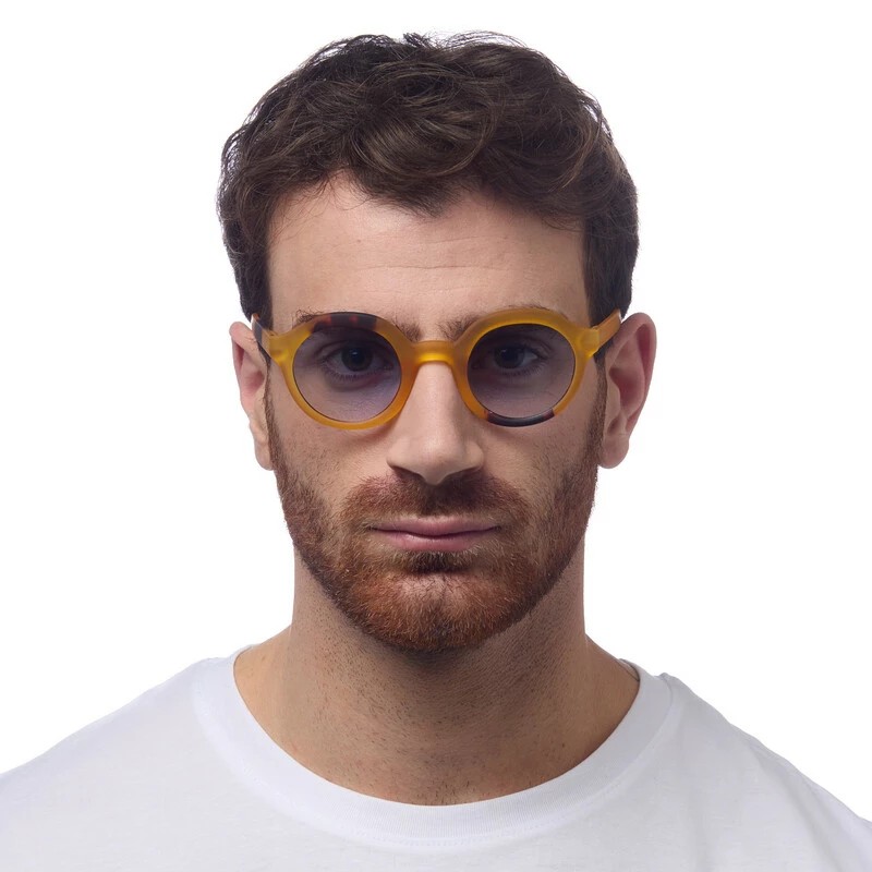 Lauro reading Round -