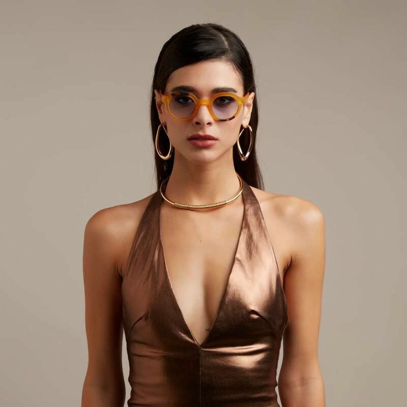 Lauro reading Round -