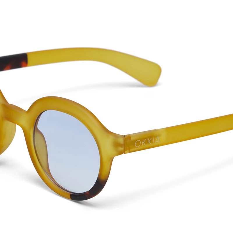 Lauro reading Round -