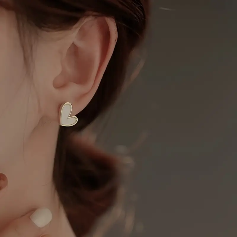 Sequoia Γυναικεία Υποαλεργικά σκουλαρίκια σε σχήμα Καρδιά με Σμάλτο ER-0026 Άσπρο Sequoia Γυναικεία Υποαλεργικά σκουλαρίκια σε σχήμα Καρδιά με Σμάλτο ER-0026 Άσπρο