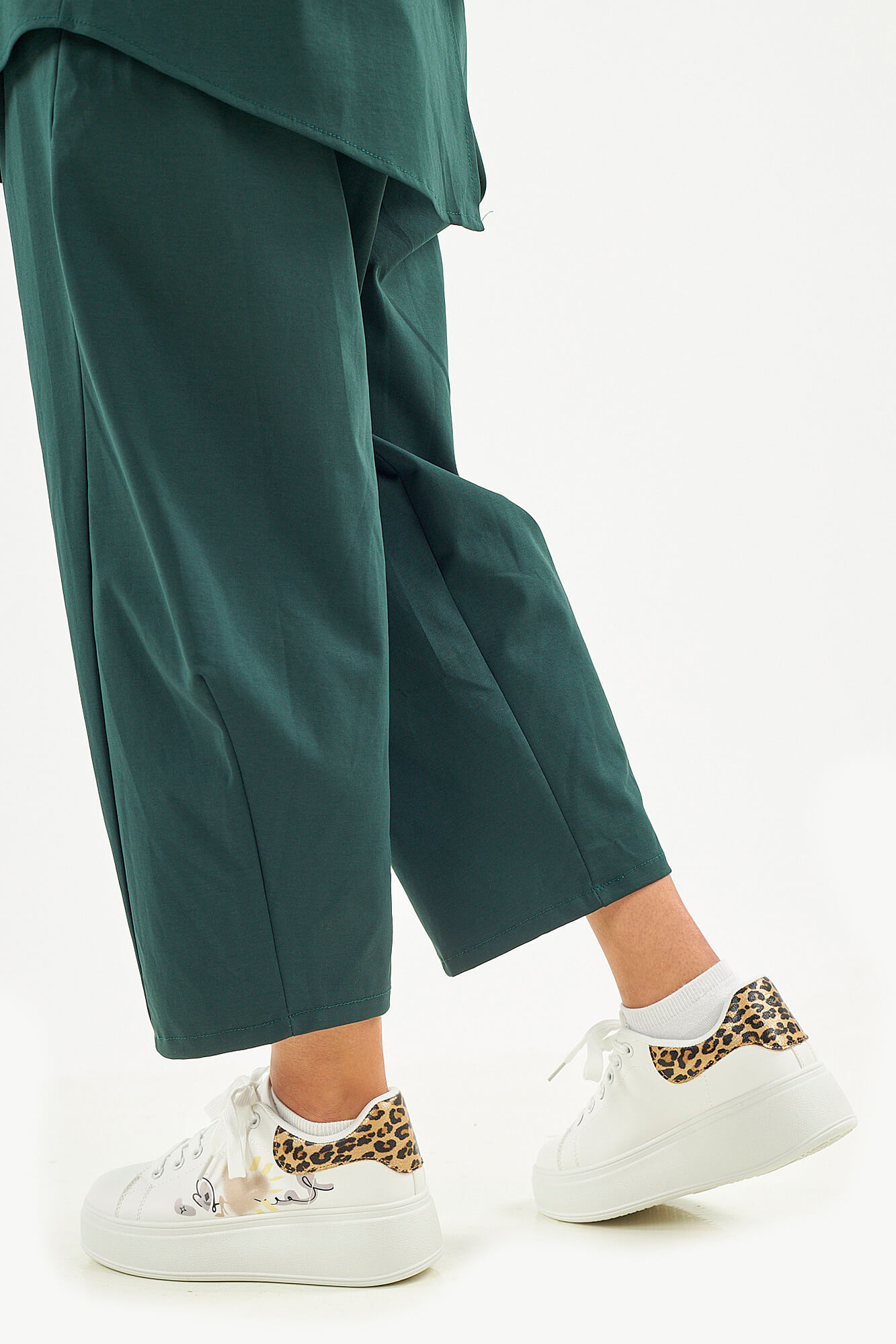 Sequoia Μοντέρνο Γυναικείο Oversize Σετ Ασύμμετρη Αμάνικη Μπλούζα με Παντελόνι 33-41096 Πράσινο