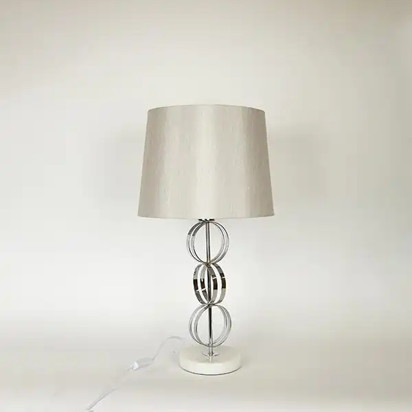 ΕΠΙΤΡΑΠΕΖΙΟ ΦΩΤΙΣΤΙΚΟ ΜΕ ΓΚΡΙ ΚΑΠΕΛΟ ΜΑΡΜΑΡΙΝΟ – ΜΕΤΑΛΛΙΚΟ ΛΕΥΚΟ – ΑΣΗΜΙ 33x60cm