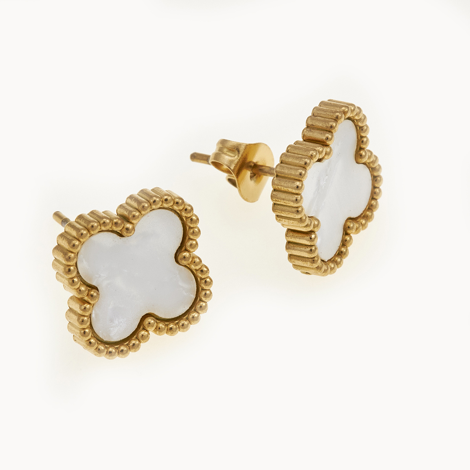 Sequoia Γυναικεία ατσάλινα σκουλαρίκια με σχέδιο λουλούδια επιχρυσωμένα με φίλντισι λευκό Sequoia Γυναικεία ατσάλινα σκουλαρίκια με σχέδιο λουλούδια επιχρυσωμένα με φίλντισι λευκό