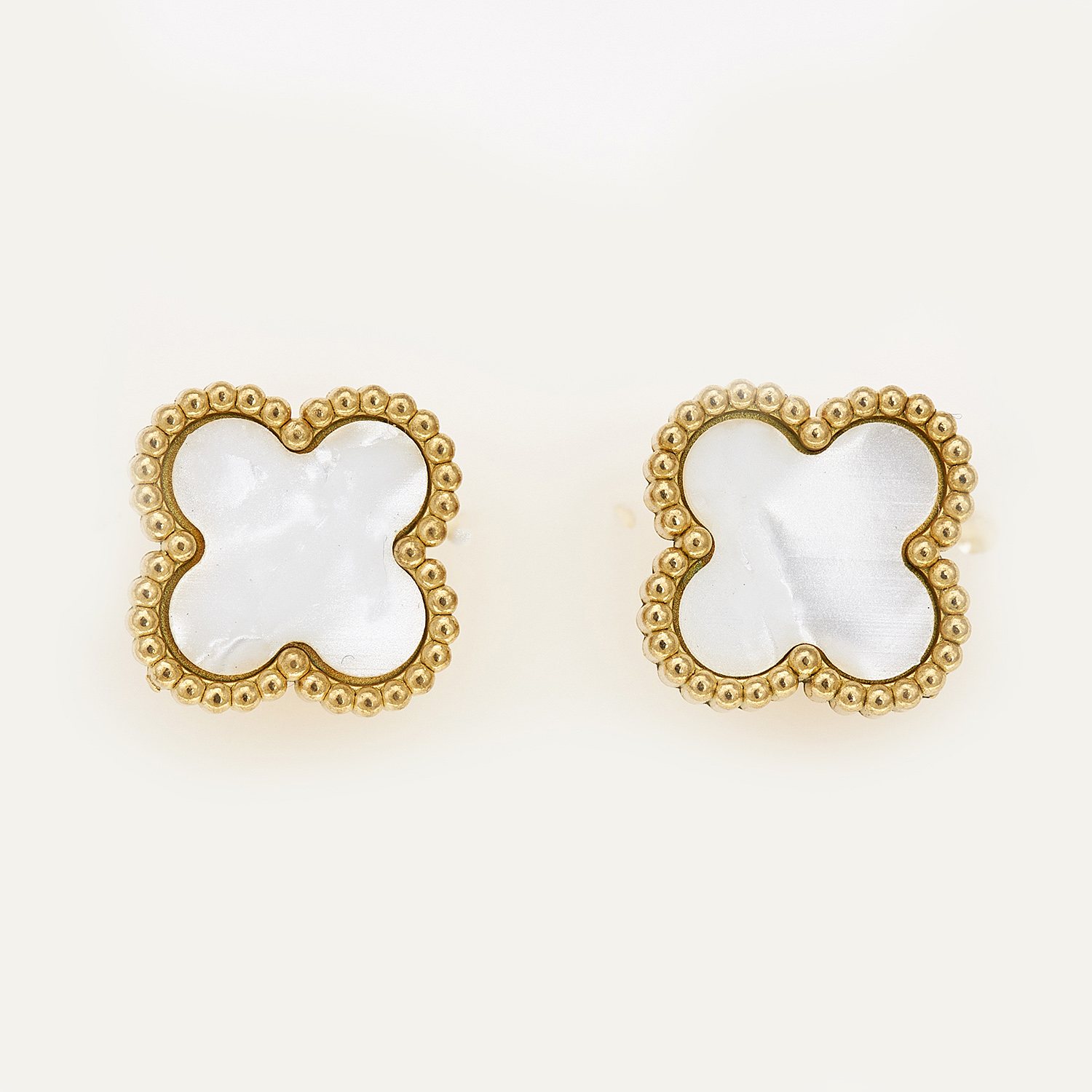 Sequoia Γυναικεία ατσάλινα σκουλαρίκια με σχέδιο λουλούδια επιχρυσωμένα με φίλντισι λευκό Sequoia Γυναικεία ατσάλινα σκουλαρίκια με σχέδιο λουλούδια επιχρυσωμένα με φίλντισι λευκό