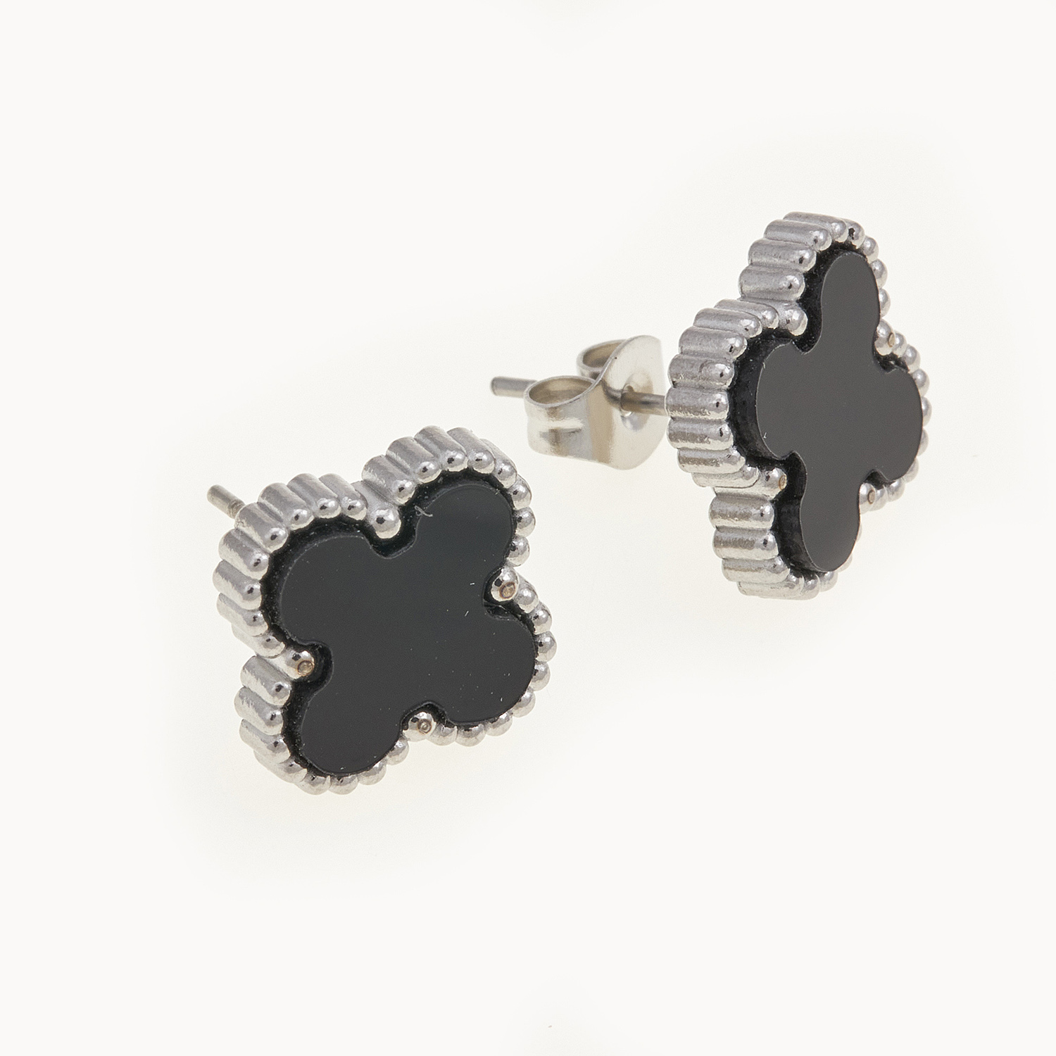 Sequoia Γυναικεία ατσάλινα σκουλαρίκια με σχέδιο λουλούδια σε ασημί με φίλντισι μαύρο Sequoia Γυναικεία ατσάλινα σκουλαρίκια με σχέδιο λουλούδια σε ασημί με φίλντισι μαύρο