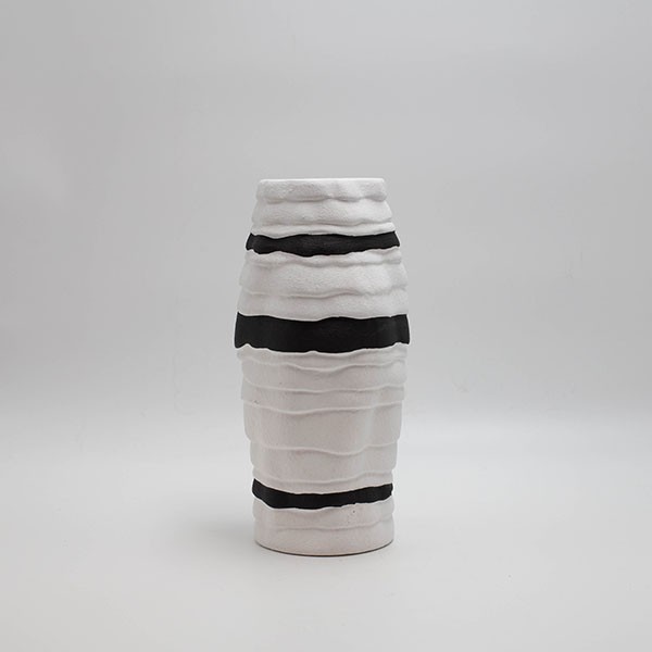 BAZO ΚΕΡΑΜΙΚΟ ΛΕΥΚΟ ΜΕ ΜΑΥΡΗ ΛΕΠΤΟΜΕΡΕΙΑ 12x12x25cm