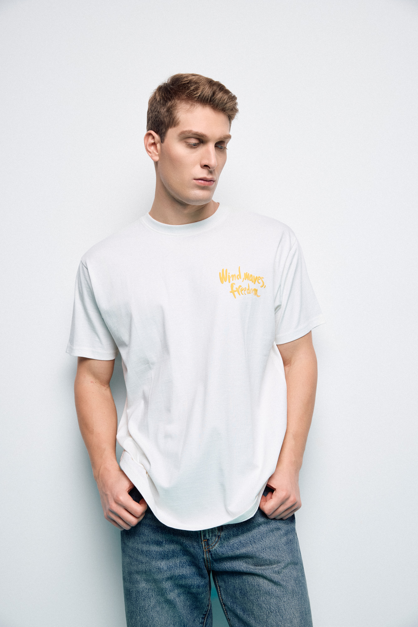 Smart Ανδρικό oversized μπλουζάκι με τύπωμα "wind, waves, freedom" 55-206-001 OFF WHITE